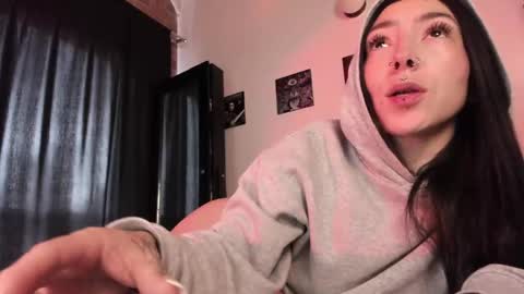 juliet_sourire online show from March 4, 2025, 1:17 pm