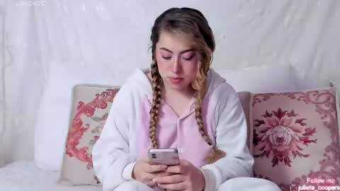 Snapshot of julieta_cooper20 chatting on June 18, 2026, 4:35 am Juli online show from June 18, 2026, 4:35 am