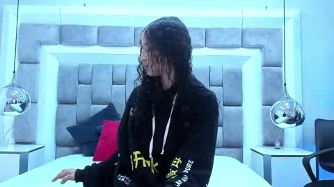 Hi guys It is a pleasure to have you here I am Julieta  online show from September 20, 2025, 11:55 am