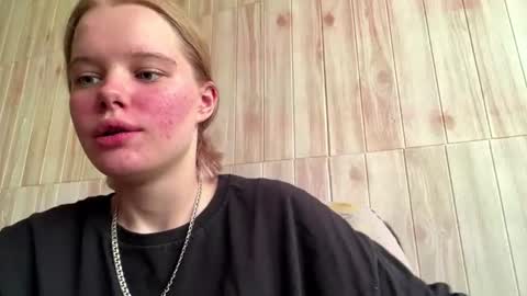 Snapshot of juligwartney chatting on June 19, 2026, 3:27 pm Malin online show from June 19, 2026, 3:27 pm