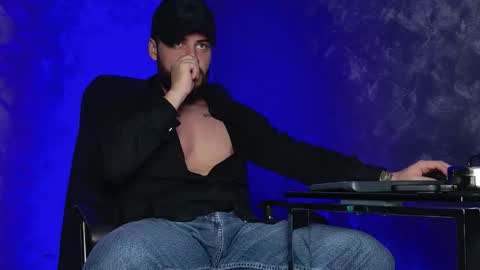 Snapshot of juliusmasters chatting on December 21, 2025, 8:05 pm JULiUS online show from December 21, 2025, 8:05 pm