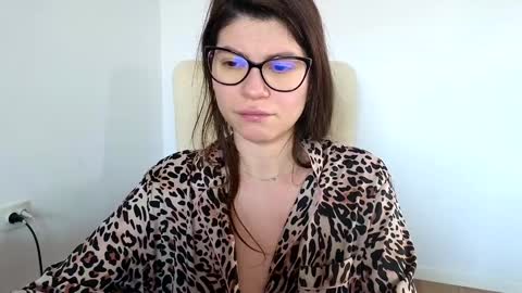 Jully online show from February 4, 2025, 1:06 pm