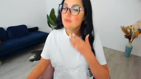 Julya online show from April 20, 2026, 4:59 am