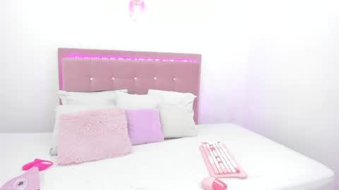 Snapshot of just_isa chatting on March 6, 2025, 12:54 am  Isa y Luci  online show from March 6, 2025, 12:54 am
