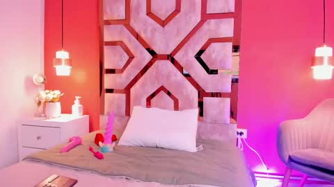 Mia online show from March 8, 2026, 8:18 am