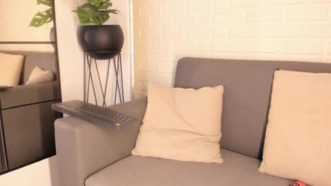 Snapshot of karina_gomez_18 chatting on February 26, 2025, 4:14 am Kari online show from February 26, 2025, 4:14 am