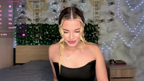 Snapshot of karina_vibe chatting on May 5, 2026, 11:07 am Karina online show from May 5, 2026, 11:07 am