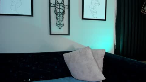 karo_linee online show from January 22, 2025, 4:12 pm