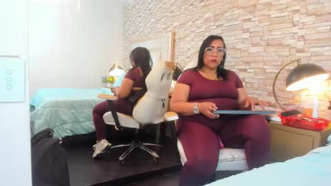 karolwestt online show from October 9, 2025, 1:42 pm