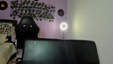 kassandra james online show from December 4, 2024, 1:25 am