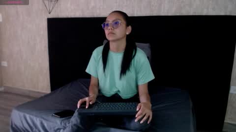 Katalina online show from November 14, 2025, 1:54 pm