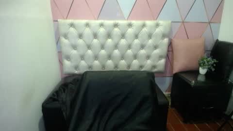 katalina santana25 online show from September 16, 2025, 7:04 pm