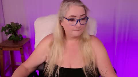 Kat D Sinclair online show from November 18, 2025, 4:55 pm