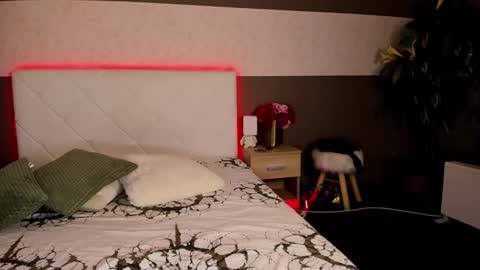 KateOwyns online show from December 5, 2024, 1:06 pm