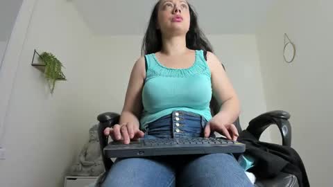 Katia  online show from November 26, 2025, 11:22 am