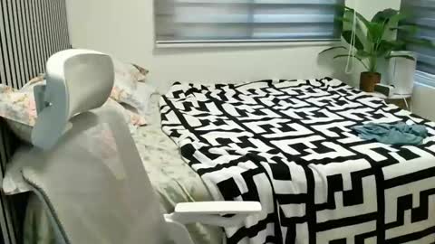 katiefrox  online show from January 15, 2025, 6:12 am