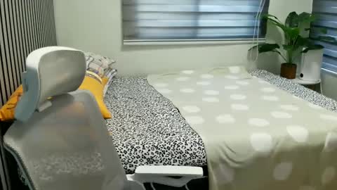 katiefrox  online show from January 23, 2025, 5:45 am