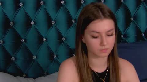 Snapshot of katiereeves chatting on October 23, 2025, 7:01 pm katiereeves online show from October 23, 2025, 7:01 pm