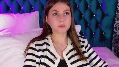 Snapshot of katiereeves chatting on November 18, 2025, 6:12 pm katiereeves online show from November 18, 2025, 6:12 pm