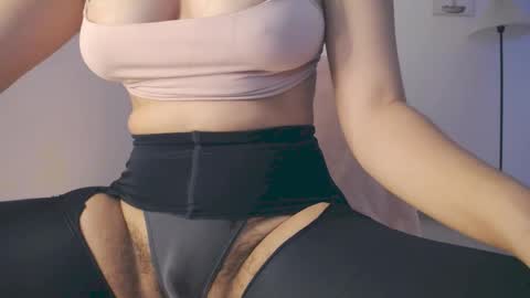  K a t  y  online show from April 18, 2026, 10:43 pm