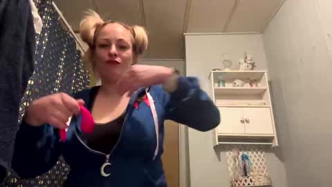 kay_la online show from October 25, 2025, 7:49 am