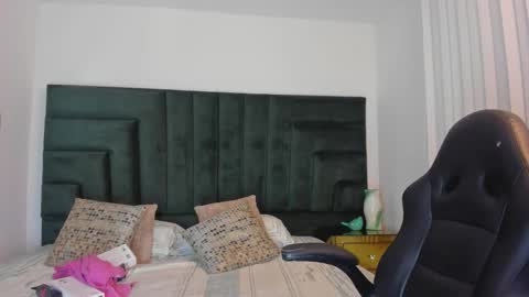 kaylahank online show from November 17, 2025, 11:49 am