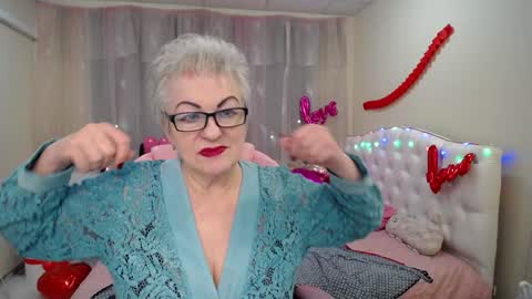 kaylesmoll online show from February 1, 2025, 3:52 am