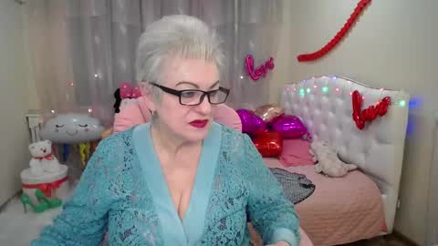 kaylesmoll online show from February 6, 2025, 5:25 am