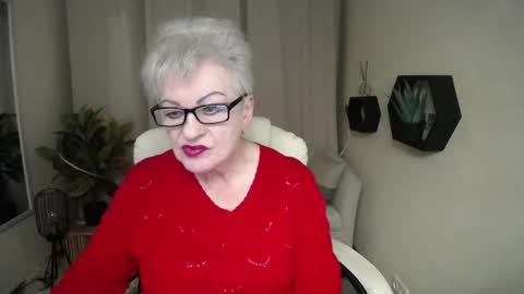 kaylesmoll online show from February 3, 2026, 7:52 pm