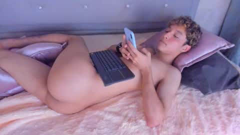 Snapshot of kei_oliver chatting on February 9, 2025, 3:34 pm kei oliver online show from February 9, 2025, 3:34 pm