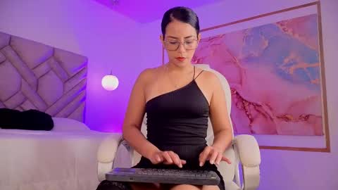 Snapshot of keily_florez chatting on October 30, 2025, 11:44 am Keily online show from October 30, 2025, 11:44 am