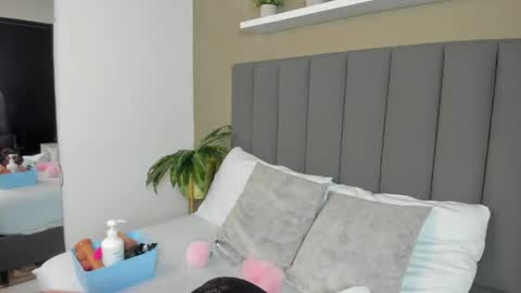 K E I T H Y online show from April 12, 2026, 2:27 am