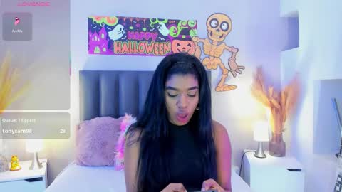 kendrachavez_ online show from October 29, 2025, 9:27 pm