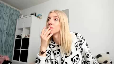 Kenzie online show from October 24, 2025, 3:36 am