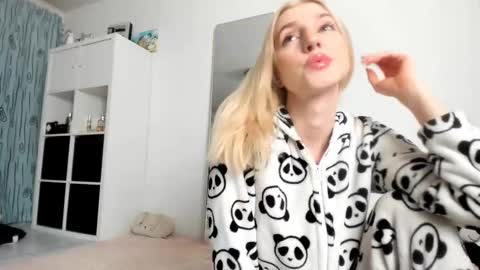 Kenzie online show from November 24, 2025, 4:23 am