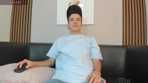 Snapshot of kevinn_blue chatting on September 14, 2025, 7:57 pm Sexy Hot Kevin online show from September 14, 2025, 7:57 pm