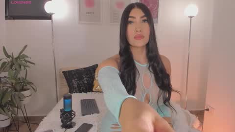  IG  LAUKEY  online show from December 17, 2025, 3:12 am