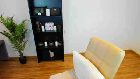 Khloe online show from March 23, 2026, 1:37 pm