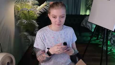 Kiki online show from December 22, 2025, 10:07 pm