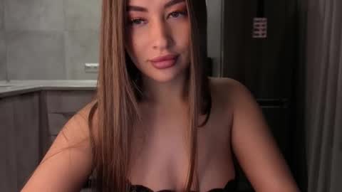 EvaAnna online show from December 15, 2025, 6:23 pm