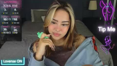 Kim online show from November 17, 2025, 5:02 am