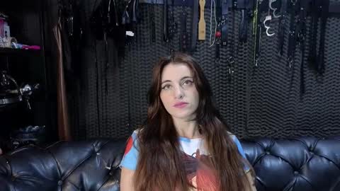  KIMBERLY SWAN  online show from September 17, 2025, 8:43 pm