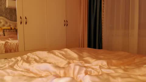 Kim Lee  online show from December 1, 2024, 4:29 pm