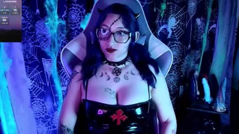   online show from October 24, 2025, 1:51 pm