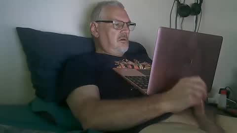 kingtongue10 online show from September 11, 2025, 5:13 pm