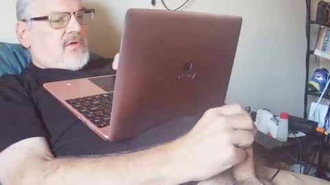 kingtongue10 online show from November 23, 2025, 4:07 pm