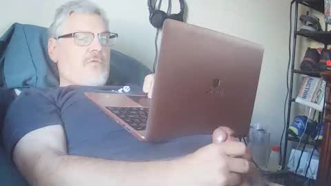 kingtongue10 online show from January 13, 2026, 9:42 pm