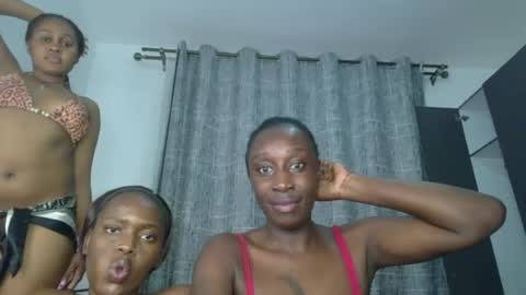 Snapshot of kinky_leila chatting on June 19, 2026, 9:29 pm kinky_leila online show from June 19, 2026, 9:29 pm