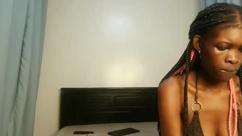 Lola online show from December 4, 2025, 11:46 pm