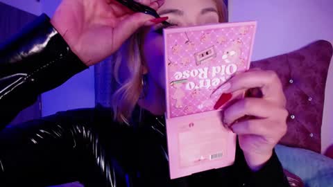 Snapshot of kinkydoll_ chatting on December 7, 2024, 8:27 pm Sara online show from December 7, 2024, 8:27 pm